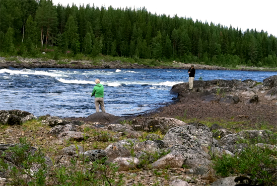 Sara oh Patrick håller på ett fiska i maloforsen